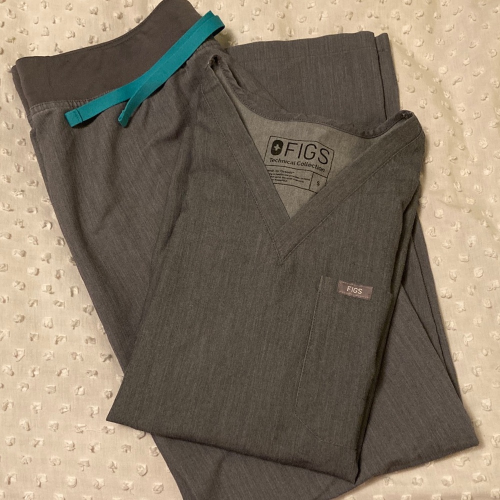 Figs Charcoal Scrub Set